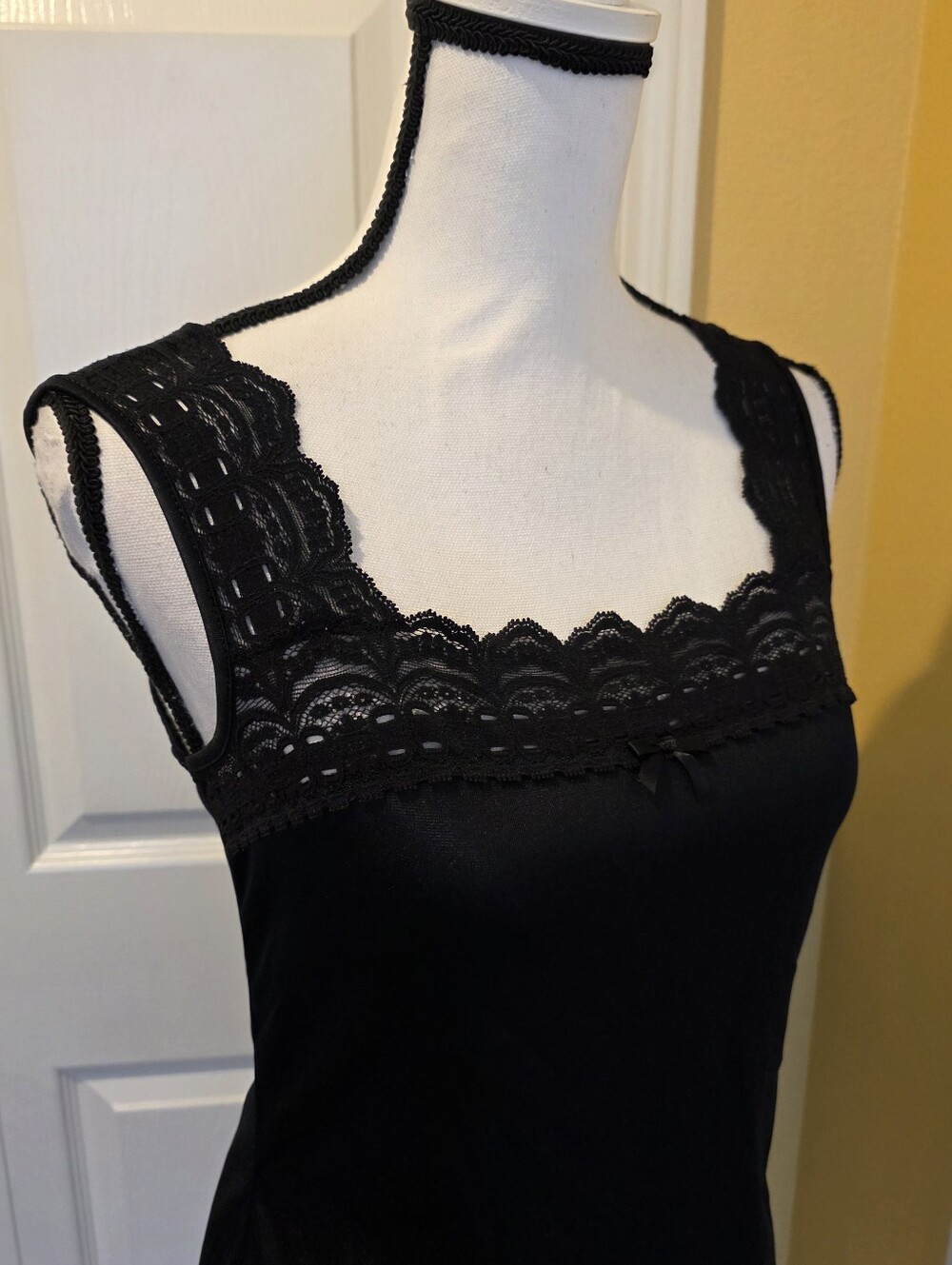 INTIMATE DETAILS BLACK CAMI TOP, SIZE 34 - Picture 7 of 9